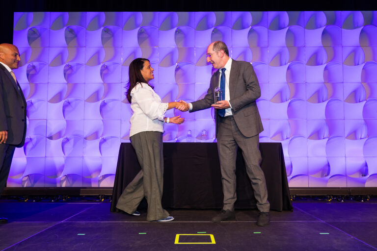 Josefina Thomas, de FL Betances & Asociados, recibe el premio Regional Partner of the Year LATAM 2026 de manos de Certiport en el Global Partner Summit 2026