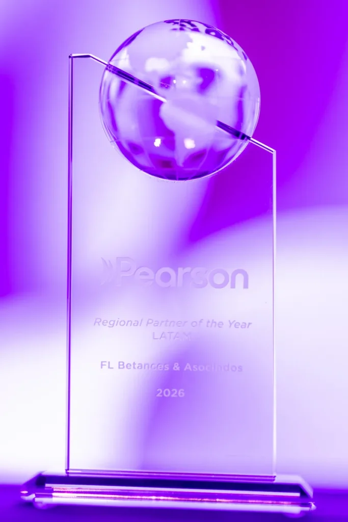 Trofeo Regional Partner of the Year LATAM 2026, otorgado a FL Betances & Asociados por Certiport, a Pearson VUE business.